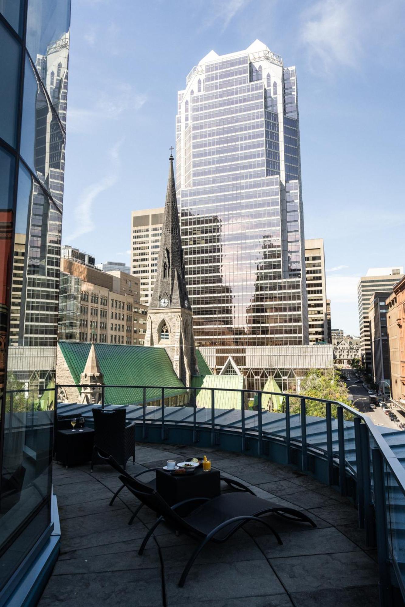 Hotel Birks Montréal Exteriör bild The church's bell tower
