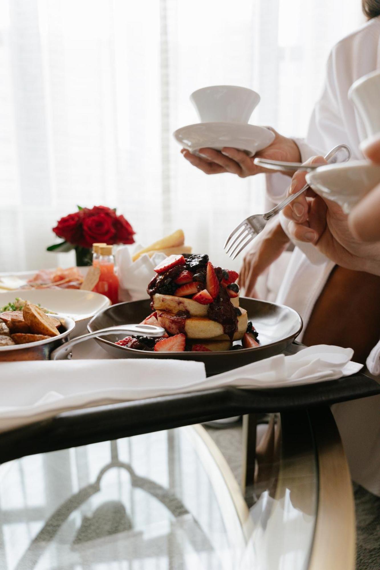 Hotel Birks Montréal Exteriör bild A woman eating a dessert