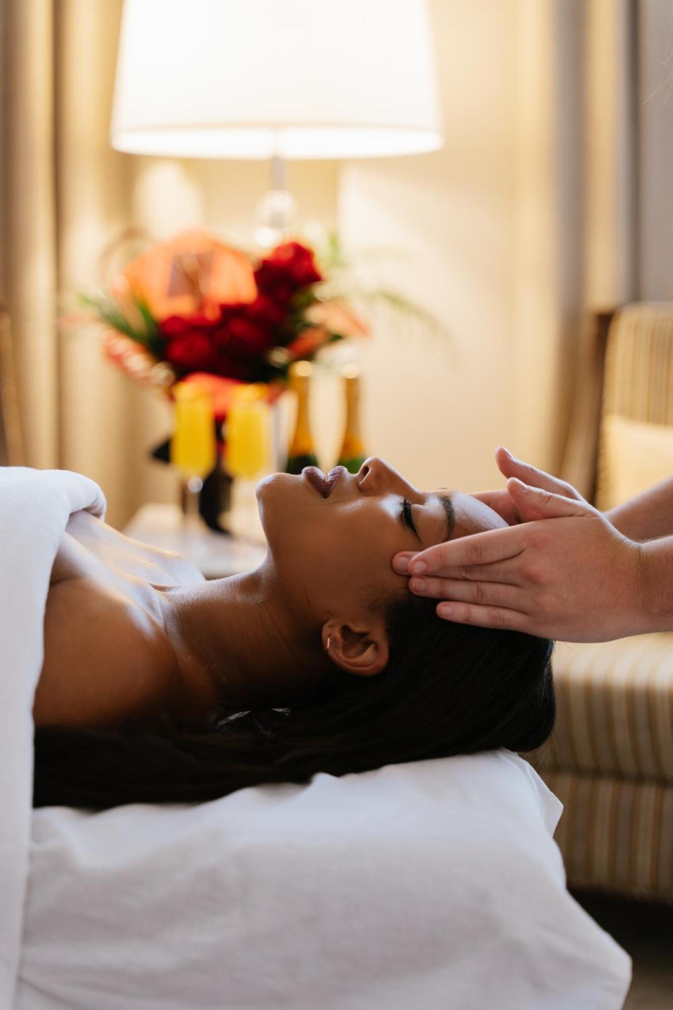 Hotel Birks Montréal Exteriör bild A woman receiving a head massage