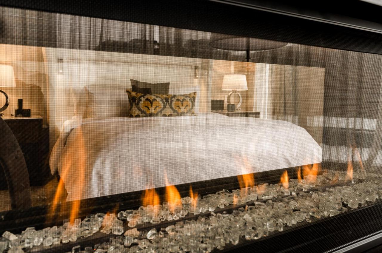 Hotel Birks Montréal Exteriör bild A fireplace with a glass screen