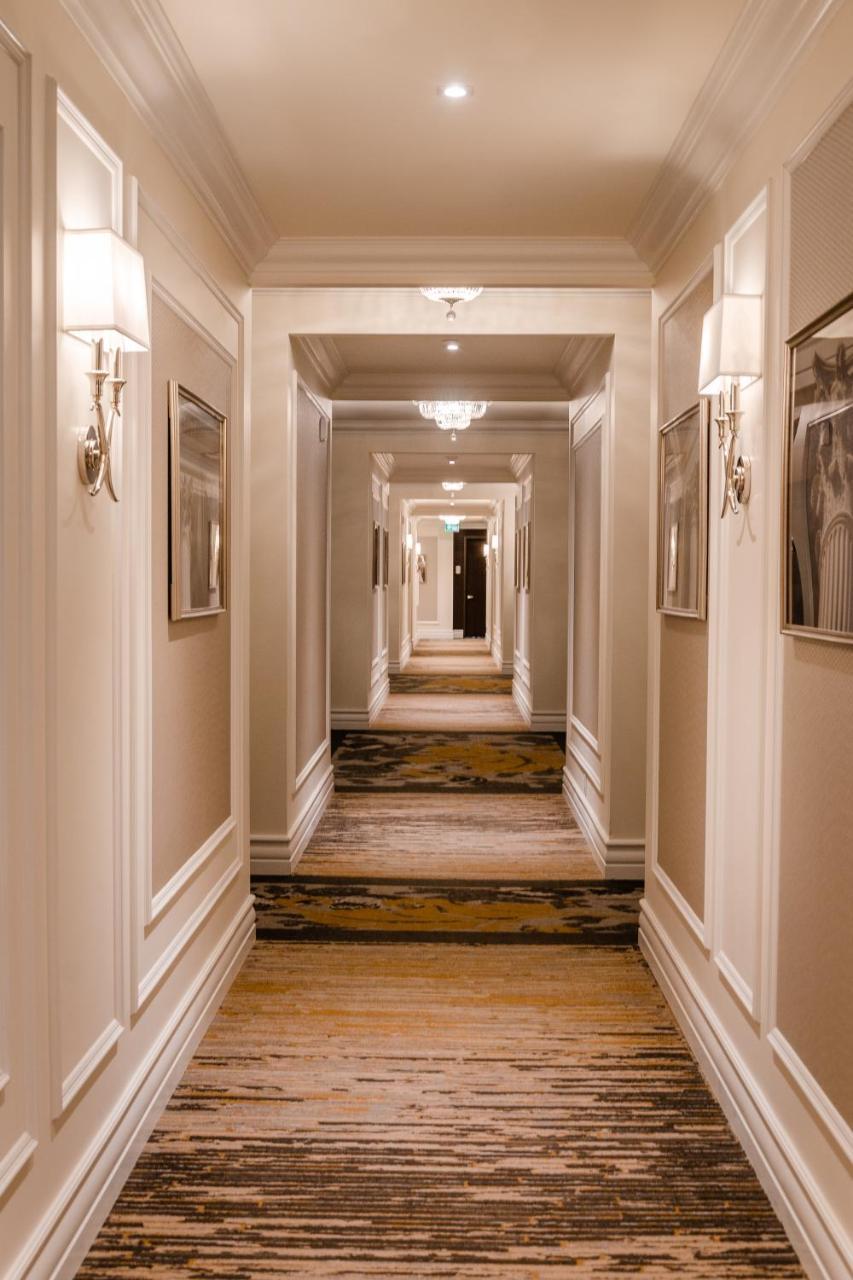 Hotel Birks Montréal Exteriör bild A corridor at the hotel